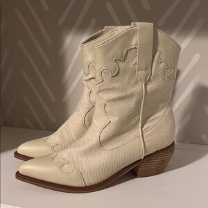 Women’s 9 Mia Cream Western Ankle Boots